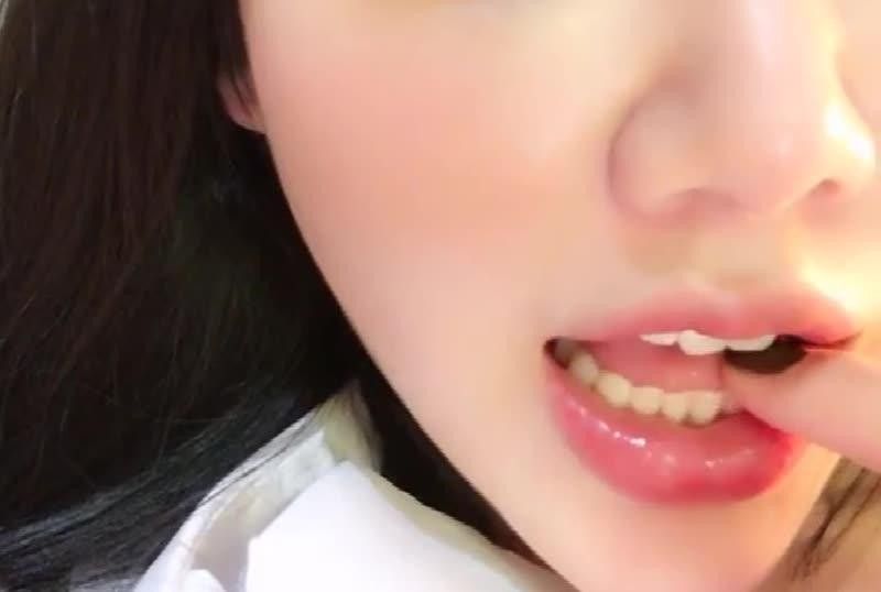 
							手機直播不錯的美女主播手指道具慢慢玩
						