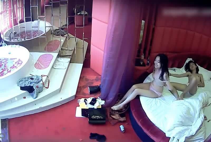 
							情趣酒店針孔偷拍女同性戀開房磨豆腐像是在看女女A片
						