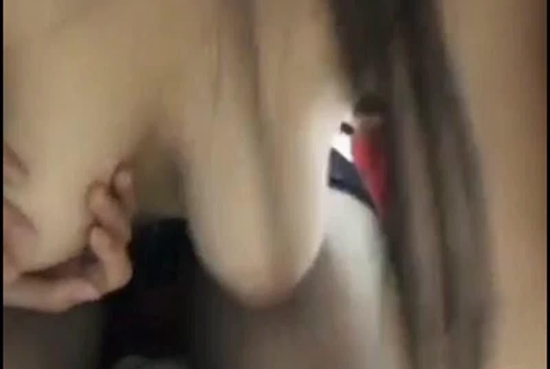
							極品女主播和兩個花美男直播玩3P這畫面比看A片爽
						