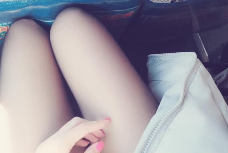 
							少女大膽外拍車上玩露出這次屬實玩的有點刺激
						