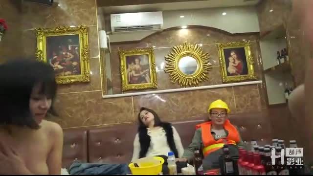 
							國產AV 葫蘆影業 農民工大戰高傲母女
						